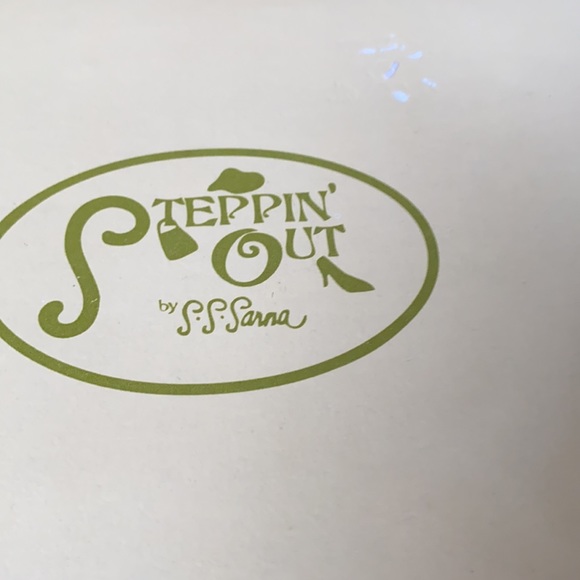 2 Collectible shoe figurines by Sarna Inc - Picture 7 of 9